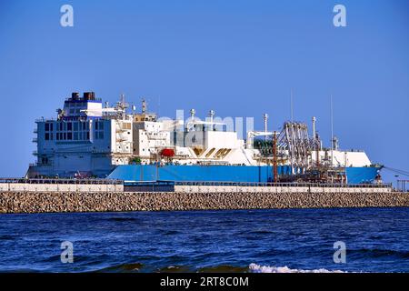 ?Winouj?cie, Polen, 15.-2022. Mai: LNG-Transportschiff Maran Gas Apollonia während der Entladung am Terminal für Flüssiggas, Anschlüsse Stockfoto