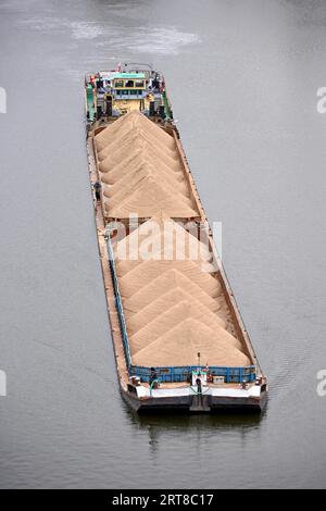 Schiff, das Kiessand auf einem Fluss transportiert Stockfoto