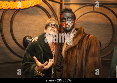 Freunde in Kostümen auf der halloween-Party mit Freunden in einem Disco-Nachtclub Stockfoto