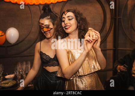 Porträt weiblicher Freunde mit Spaß auf der halloween-Party mit Freunden im Disco-Nachtclub Stockfoto