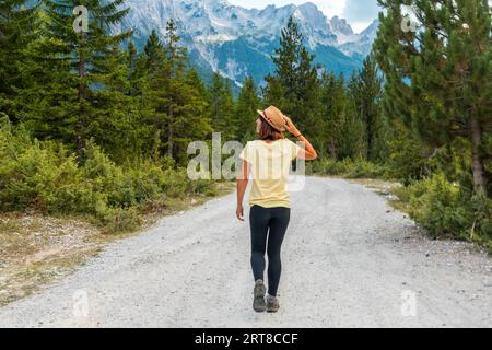 Eine junge Frau, die auf einem Wanderweg im Valbona-Tal, Theth-Nationalpark, Albanischen Alpen, Valbona Albanien geht Stockfoto