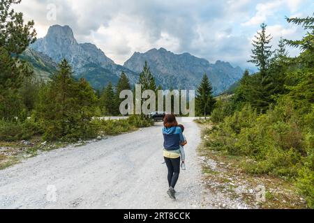 Eine junge Frau mit ihrem Sohn, die auf einem Wanderweg durch das Valbona-Tal, den Theth-Nationalpark, die albanischen Alpen und Valbona Albanien geht Stockfoto