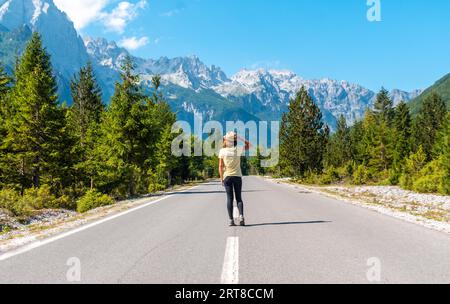 Ein Tourist im Sommer zu Fuß auf der Straße im Valbona Tal genießen die Freiheit, Theth Nationalpark, albanische Alpen, Valbona Albanien Stockfoto