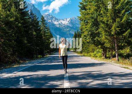 Junger Tourist auf der Straße im Valbona-Tal, Theth-Nationalpark, Albanischen Alpen, Valbona Albanien Stockfoto