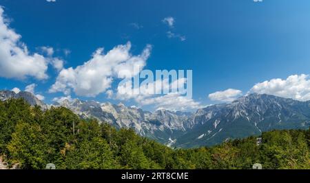 Panoramablick auf die Talgipfel des Theth-Nationalparks, Albanien. Albanische Alpen Stockfoto