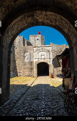 Eingangstor in den Mauern der Burg Rozafa und ihrer Zitadelle in der Seestadt Shkoder. Albanien Stockfoto