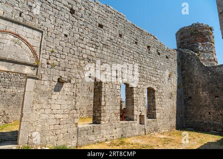 Fatih Sultan Mehmet Moschee oder Fatih Moschee Ruinen der Burg Rozafa in der Stadt Shkoder. Albanien Stockfoto