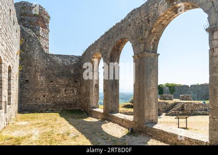 Fatih Sultan Mehmet Moschee oder Fatih Moschee Ruinen der Burg Rozafa in der Stadt Shkoder. Albanien Stockfoto