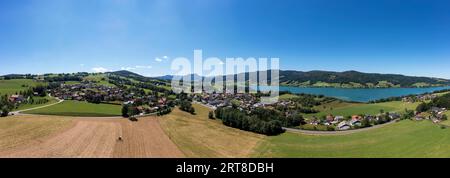 Drohnenaufnahme, Panoramablick, Blick über den Irrsee mit Zell am Moos, Salzkammergut, Oberösterreich, Österreich Stockfoto