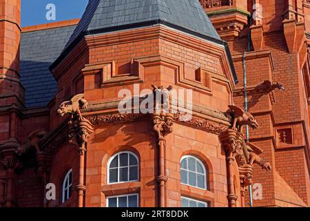 Wasserspeier und dekorative Details aus dem Pierhead Building, Cardiff Bay. Vom September 2024 Stockfoto