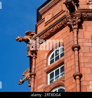 Wasserspeier und dekorative Details aus dem Pierhead Building, Cardiff Bay. Vom September 2024 Stockfoto