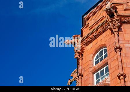 Wasserspeier und dekorative Details aus dem Pierhead Building, Cardiff Bay. Vom September 2024 Stockfoto