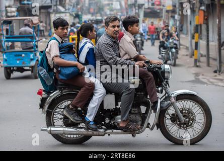 New Delhi, Indien. September 2023. Ein Mann fährt am 11. September 2023 mit einem Motorrad, um Kinder in die Schule nach Neu-Delhi zu schicken. Quelle: Javed Dar/Xinhua/Alamy Live News Stockfoto