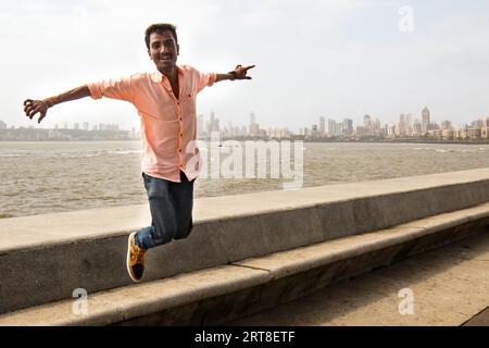 Mumbai, Indien, 5. August 2017: Menschen genießen das Leben beim Sitzen und Spazierengehen entlang des Marine Drive und der Promenade in Colaba, Mumbai, Indien Stockfoto