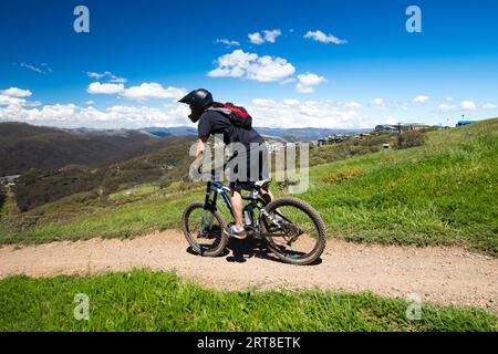 MT Buller, Australien, 2. Januar 2018: Downhill-Mountainbiker versuchen an einem heißen Sommertag die ABOM- und International-Strecken Stockfoto