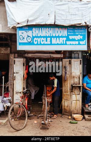 Mumbai, Indien, 5. August 2017: Ein Fahrradgeschäft mit Mechaniker auf dem Colaba Causeway Market in Mumbai, Indien Stockfoto