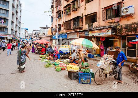 Mumbai, Indien, 5. August 2017: Frisches Obst und Gemüse an Marktständen im Colaba Causeway Market in Mumbai, Indien Stockfoto