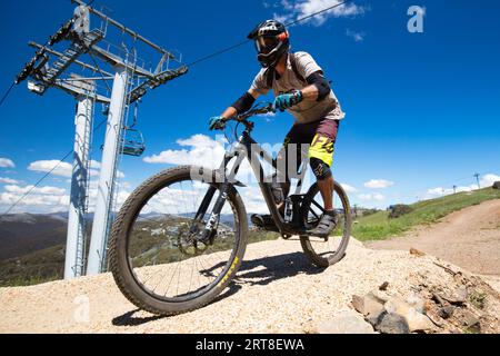 MT Buller, Australien, 2. Januar 2018: Downhill-Mountainbiker versuchen an einem heißen Sommertag die ABOM- und International-Strecken Stockfoto