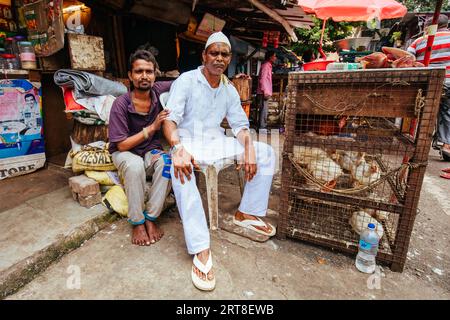 Mumbai, Indien, 5. August 2017: Ein Huhn-Fleischverkäufer an einem Marktstand im Colaba Causeway Market in Mumbai, Indien Stockfoto