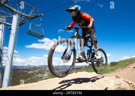 MT Buller, Australien, 2. Januar 2018: Downhill-Mountainbiker versuchen an einem heißen Sommertag die ABOM- und International-Strecken Stockfoto