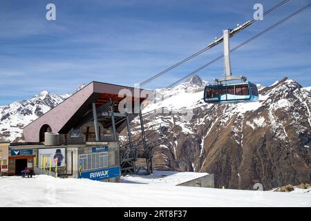 Zermatt, Schweiz, 12. April 2017: Die Blauhorn-Rothorn-Seilbahn nähert sich dem Blauhorn-Bahnhof Stockfoto