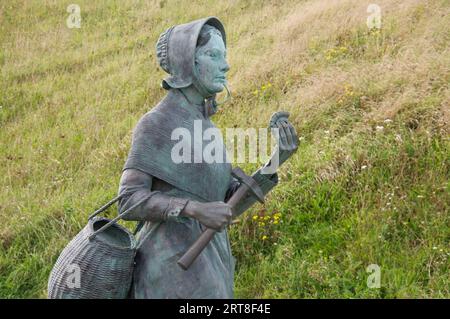 Bronzestatue der Pionierpaläontologin und Fossilienjägerin Mary Anning 1799-1847. Von der Bildhauerin Denise Dutton. Lyme Regis, Dorset, Jurassic Coast. Stockfoto