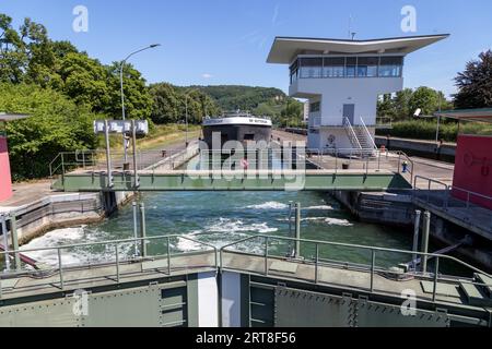 Basel, Schweiz, 17. Juli 2017: Ein Frachtschiff in der Wasserschleuse Birsfelden Stockfoto