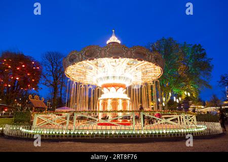 Kopenhagen, Dänemark, 26. Oktober 2017: Ein beleuchtetes Karussell in einem Vergnügungspark bei Nacht Stockfoto