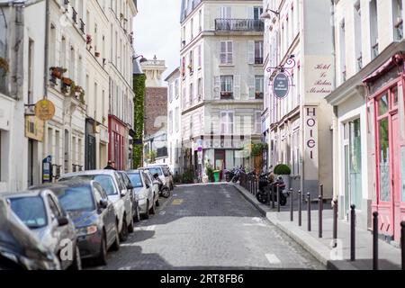 Paris, Frankreich, 12. Mai 2017: Eine typische Straße im berühmten Viertel Montmartre Stockfoto