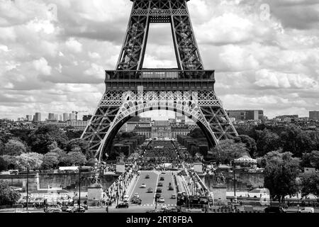 Paris, Frankreich, 12. Mai 2017: Blick auf den berühmten Eiffelturm in Schwarz-weiß Stockfoto