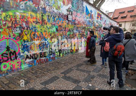 Prag, Tschechische Republik, 18. März 2017: Touristen mit Blick auf die berühmte John Lennon Mauer Stockfoto