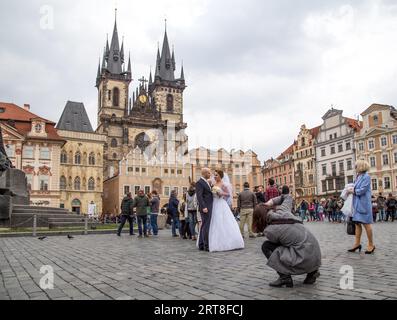 Prag, Tschechische Republik, 17. März 2017: Ein Hochzeitspaar wird auf der Altstadt von Suqare im historischen Stadtzentrum fotografiert Stockfoto