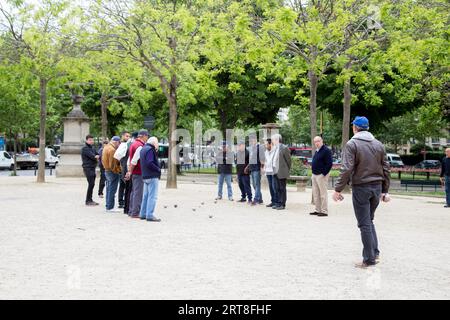 Paris, Frankreich, 11. Mai 2017: Männergruppe spielt Petanque in einem öffentlichen Park Stockfoto