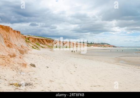 Canoa Quebrada, Brasilien, May 12, 2017: Blick von Canoa Quebrada orange Klippen und weißen Sandstrand Stockfoto