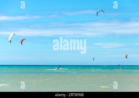 Cumbuco, Brasilien, May 9, 2017: mehrere Sportarten Mann fliegen auf Ihren Kite Boarding am Meer Stockfoto