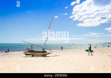 Cumbuco, Brasilien, May 9, 2017: angelegte jangada Boot über den weißen Sandstrand in Brasilien Stockfoto