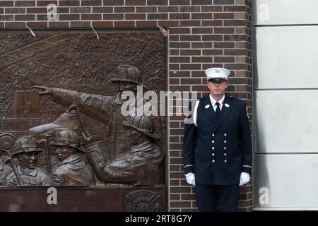New York, USA. Juli 2023. Ein FDNY-Feuerwehrmann wacht am 11. September 2023 in einem Feuerwehrhaus in Lower Manhattan in New York. (Foto: Gabriele Holtermann/SIPA USA) Credit: SIPA USA/Alamy Live News Stockfoto