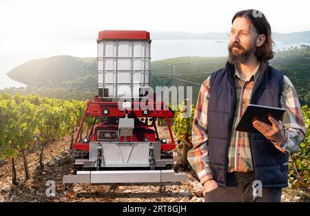 Autonome Robotersprühgeräte arbeiten in einem Weinberg. Konzept der intelligenten Landwirtschaft Stockfoto