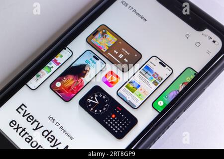 Offizielle Website von iOS 17 auf dem iPhone-Bildschirm. IOS 17 ist das iOS-Betriebssystem von Apple für das iPhone und der Nachfolger von iOS 16. Stockfoto