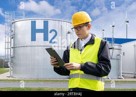 Konzept der Wasserstofffabrik. Wasserstofferzeugung aus erneuerbaren Energiequellen. Stockfoto