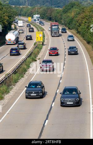 Verkehr auf der A12 bei Galleywood in der Nähe von Chelmsford, Essex, Großbritannien. Zweispurige Strecke von London nach Suffolk. An heißen Sommertagen ist es voll Stockfoto