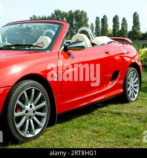 Wroxham, Norfolk, Großbritannien – 10. September 2023. Seitenansicht eines klassischen MG TF Sportwagens in brillantem Rot Stockfoto
