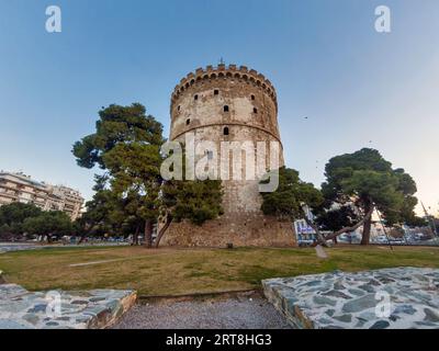 Der Weiße Turm, Symbol der Stadt Thessaloniki, Makedonien, Griechenland, Europa, von der Seite von Nea Paralia gesehen. Stockfoto