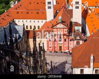 Atemberaubender Blick auf die St. Georgs-Basilika von den Spinnen der St.-Veits-Kathedrale, Prager Burg, Tschechische Republik Stockfoto