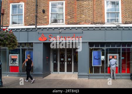 Staines-upon-Thames, Surrey, Großbritannien. September 2023. Eine Niederlassung der Santander Building Society in der High Street in Staines-upon-Thames, Surrey. Obwohl einige Banken kürzlich die Hypothekenzinsen für einige ihrer Produkte gesenkt haben, wird die Bank of England voraussichtlich im Laufe dieses Monats die Kreditkosten wieder anheben und den Bankzins auf 5,5 % erhöhen. Quelle: Maureen McLean/Alamy Live News Stockfoto