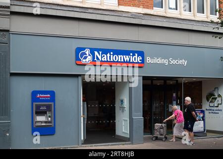 Staines-upon-Thames, Surrey, Großbritannien. September 2023. Eine Niederlassung der Santander Building Society in der High Street in Staines-upon-Thames, Surrey. Obwohl einige Banken kürzlich die Hypothekenzinsen für einige ihrer Produkte gesenkt haben, wird die Bank of England voraussichtlich im Laufe dieses Monats die Kreditkosten wieder anheben und den Bankzins auf 5,5 % erhöhen. Quelle: Maureen McLean/Alamy Live News Stockfoto