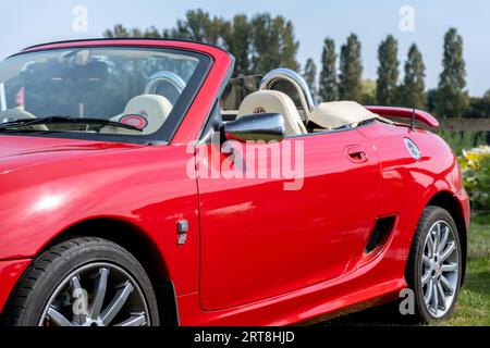 Wroxham, Norfolk, Großbritannien – 10. September 2023. Seitenansicht eines klassischen MG TF Sportwagens in brillantem Rot Stockfoto