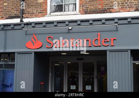 Staines-upon-Thames, Surrey, Großbritannien. September 2023. Eine Niederlassung der Santander Building Society in der High Street in Staines-upon-Thames, Surrey. Obwohl einige Banken kürzlich die Hypothekenzinsen für einige ihrer Produkte gesenkt haben, wird die Bank of England voraussichtlich im Laufe dieses Monats die Kreditkosten wieder anheben und den Bankzins auf 5,5 % erhöhen. Quelle: Maureen McLean/Alamy Live News Stockfoto