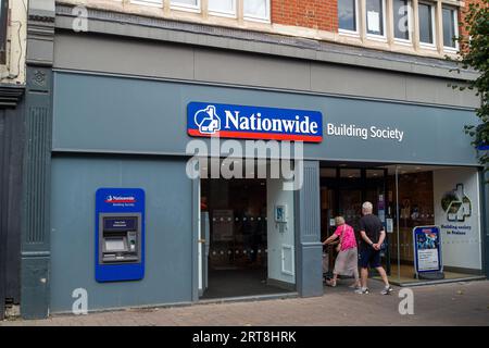 Staines-upon-Thames, Surrey, Großbritannien. September 2023. Eine Niederlassung der Santander Building Society in der High Street in Staines-upon-Thames, Surrey. Obwohl einige Banken kürzlich die Hypothekenzinsen für einige ihrer Produkte gesenkt haben, wird die Bank of England voraussichtlich im Laufe dieses Monats die Kreditkosten wieder anheben und den Bankzins auf 5,5 % erhöhen. Quelle: Maureen McLean/Alamy Live News Stockfoto