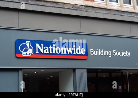 Staines-upon-Thames, Surrey, Großbritannien. September 2023. Eine Niederlassung der Santander Building Society in der High Street in Staines-upon-Thames, Surrey. Obwohl einige Banken kürzlich die Hypothekenzinsen für einige ihrer Produkte gesenkt haben, wird die Bank of England voraussichtlich im Laufe dieses Monats die Kreditkosten wieder anheben und den Bankzins auf 5,5 % erhöhen. Quelle: Maureen McLean/Alamy Live News Stockfoto